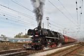 26.09.2015 - Hradec Králové hl.n.: 556.0506 odjíždí v čele nákladního fotovlaku do Elektrárny Opatovice © Jiří Řechka