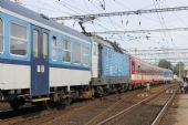 26.09.2015 - Hradec Králové hl.n.: posílená souprava 80-30 012-6/163.039-1 + 843.005-0 přijíždí jako R 1265 Liberec - Pardubice hl.n. © Karel Furiš