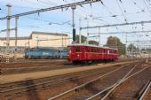 26.09.2015 - Hradec Králové hl.n.: dvojice M 131.1133 + M 131.1228 nastupuje na Hv 10009 do Pardubic hl.n. © PhDr. Zbyněk Zlinský