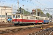 26.09.2015 - Hradec Králové hl.n.: souprava 830.076-6 + 70 54 28-05 676-0 (020.018-8) + M 274.004 nastupuje na Hv 10012 do Chlumce n.C. © PhDr. Zbyněk Zlinský