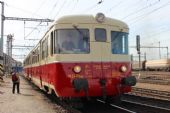 26.09.2015 - Hradec Králové hl.n.: M 240.0100 (820.100-6) + BFalm 5-9997 (022.002-0) odjíždí jako Hv 10010 do Rychnova n.Kn. © PhDr. Zbyněk Zlinský