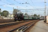 26.09.2015 - Hradec Králové hl.n.: 423.009 přijíždí v čele Hv 10005 ze Smiřic, na postrku 434.2186 © PhDr. Zbyněk Zlinský