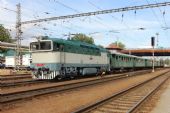 26.09.2015 - Hradec Králové hl.n.: T 478.1008 (749.008-9) odjíždí v čele Hv 10016 do Hněčevsi a Smiřic, na postrku T 478.3001 (753.001-7) © PhDr. Zbyněk Zlinský