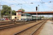 26.09.2015 - Hradec Králové hl.n.: T 478.1008 (749.008-9) odjíždí v čele Hv 10016 do Hněčevsi a Smiřic, na postrku T 478.3001 (753.001-7) © PhDr. Zbyněk Zlinský