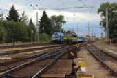 26.09.2015 - Hradec Králové hl.n.: ČD railjet 1216.237-8/80-94 006-7 odjíždí jako R 10000 a míjí 163.086-2 na R 935 © PhDr. Zbyněk Zlinský