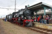 26.09.2015 - Hradec Králové hl.n.: 38.1301 + 534.0432 + Bam 5112, 5107, 5110, 5159, 5130 a 5113 jako Hv 10020 z Moravan a Borohrádku © PhDr. Zbyněk Zlinský