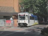 13.7.2015- Portland, OR- Yamhill Street- starší vysokopodlažný Siemens na červenej linke pôjde na letisko © Juraj Földes