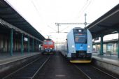 24.10.2015 - Hradec Králové hl.n.: 163.093-8 se soupravou Os 5605 do Chocně a 440.010-7 na Sp 1842 Hradec Králové - Jaroměř © PhDr. Zbyněk Zlinský