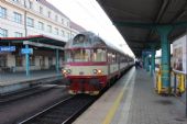 24.10.2015 - Hradec Králové hl.n.: 854.014-8 + 20-29 214-4 (054.214-2) + 80-29 213-3 (954.213-5) přijíždí jako Sp 1948 z Letohradu © PhDr. Zbyněk Zlinský