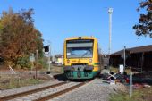 24.10.2015 - Rychnov n.Kn.: 841.073-0 (650.073-9) přijíždí jako 5 min. opožděný Os 20240 z Častolovic © PhDr. Zbyněk Zlinský