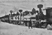 Snímek poličských lokomotiv 422.0 a 310.0 z některé zim v období nesvobody mezi lety 1939 a 1945, sbírka Josef Vendolský
