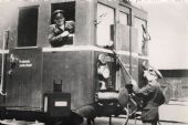 Starostlivost poličských železničářů o svěřená vozidla dokládá čistění vozu M 131.151 v Poličce někdy v průběhu 60. let, sbírka Josef Vendolský