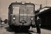 Vlakvedoucí p. Karel Juppa před motorovým vozem M 131.1403 v Poličce někdy v polovině 60. let, sbírka Josef Vendolský