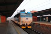 04.11.2015 - Pardubice hl.n.: 151.027-0 přiváží Ex 145 ''Odra'' s vozy 88-90 205-9, 10-91 019-5, 10-70 004-6 a 20-71 026-6 na konci © PhDr. Zbyněk Zlinský