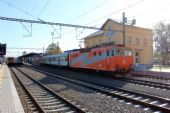 24.10.2015 - Týniště n.O.: 163.093-8 odváží Os 5606 směr Hradec Králové, vlevo 841.065-6 na Os 5152 a 854.014-8 na postrku Sp 1955 © PhDr. Zbyněk Zlinský