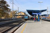 24.10.2015 - Týniště n.O.: 163.034-2 přijíždí v čele Os 5607 Hradec Králové hl.n. - Choceň © PhDr. Zbyněk Zlinský