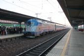 04.11.2015 - Pardubice hl.n.: 380.014-1 přijíždí v čele EC 176 ''Johannes Brahms'' Brno hl.n. - Hamburg-Altona ke 3. nástupišti © PhDr. Zbyněk Zlinský