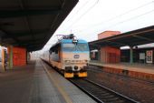 04.11.2015 - Pardubice hl.n.: 151.027-0 přiváží Ex 145 ''Odra'' s vozy 88-90 205-9, 10-91 019-5, 10-70 004-6 a 20-71 026-6 na konci © PhDr. Zbyněk Zlinský