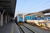 04.11.2015 - Olomouc hl.n.: 640.001-4 na Os 3723 do Nezamyslic přes Prostějov a 460.025-0 na Os 3821 tamtéž přes Přerov © PhDr. Zbyněk Zlinský