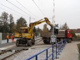 30.10.2015 - Čeperka: nabírání jemného štěrku bylo přerušováno stahováním závor © Dominik Havel