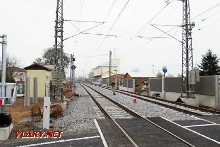 30.10.2015 - Opatovice n. L.: trať do stanice z uzavřeného přejezdu © Dominik Havel