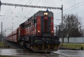 19.12.2015 - Čaňa: 740 722-4 na čele nákladného vlaku vchádza do stanice © Ondrej Krajňák