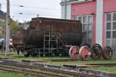 Tendr od lokomotivy JŽ 33-042 a dvojkolí od parních lokomotiv; Mürzzuschlag, 17.10.2015 © Pavel Stejskal