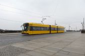 01.12.2014 - Drážďany: tramvaj NGTD8DD sjíždí z Augustusbrücke © Dominik Havel