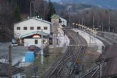 Prázdna a tichá stanica Semmering, vľavo prichystaný autobus NAD, 12.12.2015 © Kamil Korecz