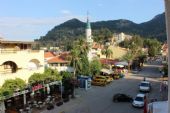 31.05.2015 - Turunç, hotel Özcan: podvečerní pohled z balkónu pokoje č. 326 na jižní část Cumhuriyet Caddesi s mešitou © PhDr. Zbyněk Zlinský