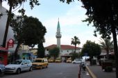 04.06.2015 - Turunç: mešita se stanovištěm taxíků z Mehmet Ali Çelik Caddesi © PhDr. Zbyněk Zlinský