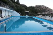 09.06.2015 - Turunç, hotel Serena Suites: terasa s bazénem a další mezilehlou stanicí lanovky © PhDr. Zbyněk Zlinský