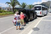 11.06.2015 - transfer Turunç - Dalaman: přestupování z minibusu do autobusu v letovisku Marmaris © PhDr. Zbyněk Zlinský