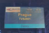 11.06.2015 - letiště Dalaman: opožděný let QS 2601 Dalaman - Praha na informačním panelu brány 25 © PhDr. Zbyněk Zlinský