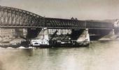 1920- 1938- Bratislava- Petržalka- parníky museli sťahovať pod mostom komíny pomocou reťaze. Zdroj: pohľadnica na webe