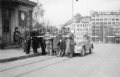 1938- 1945- Bratislava- slovenská finančná stráž pri mýtnom domčeku.  Zdroj: http://lacohephotos.tumblr.com/