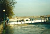 asi marec 2002- Bratislava- vysoký stav rieky- príliš nízky Starý most ©Juraj Földes