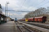 25.02.2016 - žst. Smiřice: 441.011-4/440.011-5 jako Sp 1843 Jaroměř - Pardubice hl.n. čeká na křižování, vpravo MUV 74.2 023 © PhDr. Zbyněk Zlinský