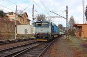 25.02.2016 - žst. Smiřice: 750.702-3 projíždí s R 930 ''Úpa'' Trutnov hl.n. - Praha hl.n. © PhDr. Zbyněk Zlinský