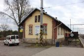25.02.2016 - žst. Smiřice: historické skladiště slouží jako prodejna stavebnin © PhDr. Zbyněk Zlinský