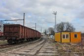 25.02.2016 - žst. Smiřice: nákladiště s vagóny na koleji 4 a skladištěm s rampou v pozadí © PhDr. Zbyněk Zlinský