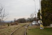 27.2.2016 - Čelechovice na Hané: vlečka, to, že se tady nejezdí, dokazuje popelnice a auto v blízkosti tratě © Martin Skopal 
