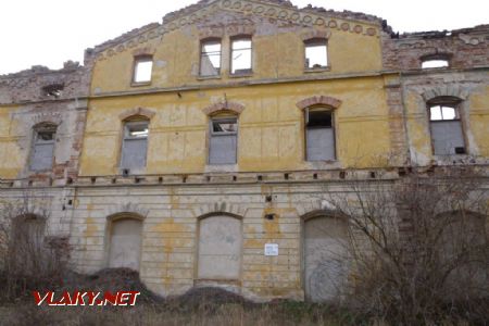 27.2.2016 - Duchcov st.n.: bývalá výpravní budova od kolejiště © Marek Vojáček