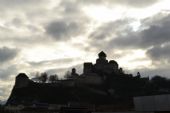 Trenčiansky hrad len tíško sleduje postup výstavby. 21.11.2014 © Ing. František Smatana