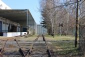 27.03.2016 - Hradec Kr.-Březhrad, vlečka V4238 CFG: remíza pro vlečkovou lokomotivu skrz bránu © PhDr. Zbyněk Zlinský