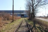 27.03.2016 - Hradec Kr.-Březhrad, vlečka Průmstav: ... a mizí ve vratech haly © PhDr. Zbyněk Zlinský