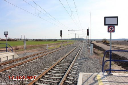 27.03.2016 - z. Opatovice n.L.: poslední pohled na trať směr Čeperka (Stéblová) s vjezdovými návěstidly odbočky ELNA 2S a 1S © PhDr. Zbyněk Zlinský