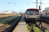 21.04.2016 - Hradec Králové hl.n.: 814.151-7/914.151-6 přijíždí jako Os 5501 z Turnova © PhDr. Zbyněk Zlinský