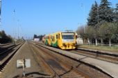 21.04.2016 - žst. Ostroměř: 814.151-7/914.151-6 odjíždí jako Os 5504 do Turnova © PhDr. Zbyněk Zlinský