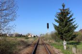 21.04.2016 - Ostroměř: vjezdové návěstidlo L na trati 040 od Lázní Bělohrad s přejezdem P5413 v pozadí © PhDr. Zbyněk Zlinský